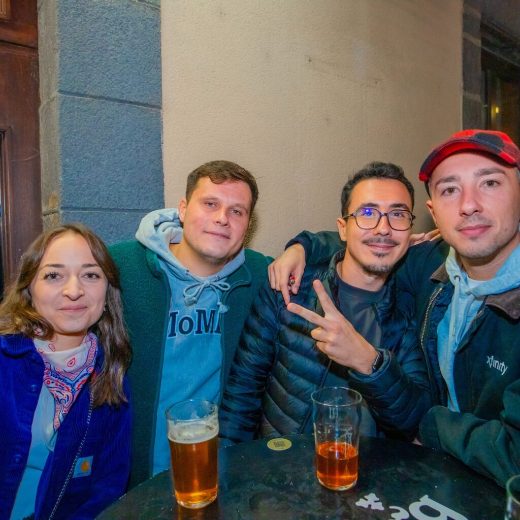 Groupe de jeunes étudiants qui partagent un verre dans un bar à Clermont-Ferrand