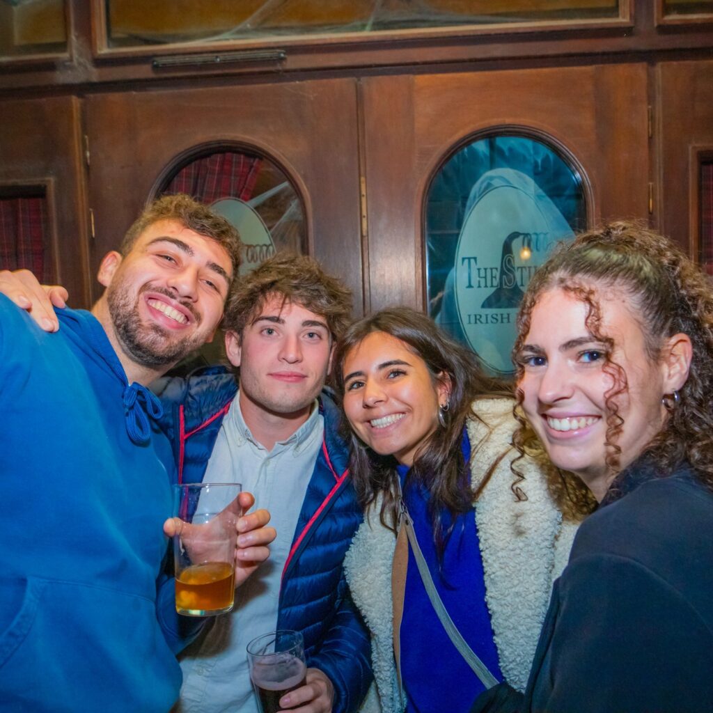 Des étudiants qui tapent la pose lors d'une soirée à Clermont-Ferrand